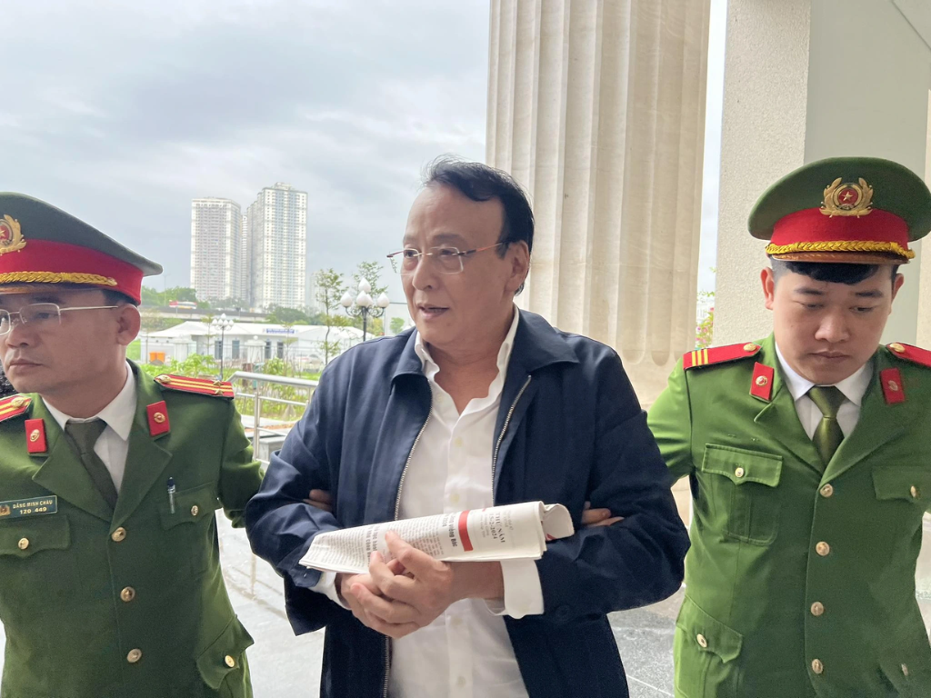 Cảnh sát dẫn giải Chủ tịch Tập đoàn Tân Hoàng Minh tới toà