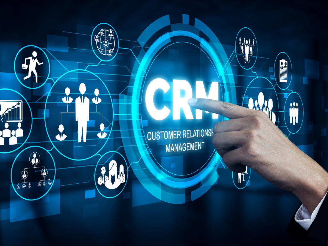 Minh họa kỹ thuật số CRM với các biểu tượng kết nối khách hàng và quản lý dữ liệu.
