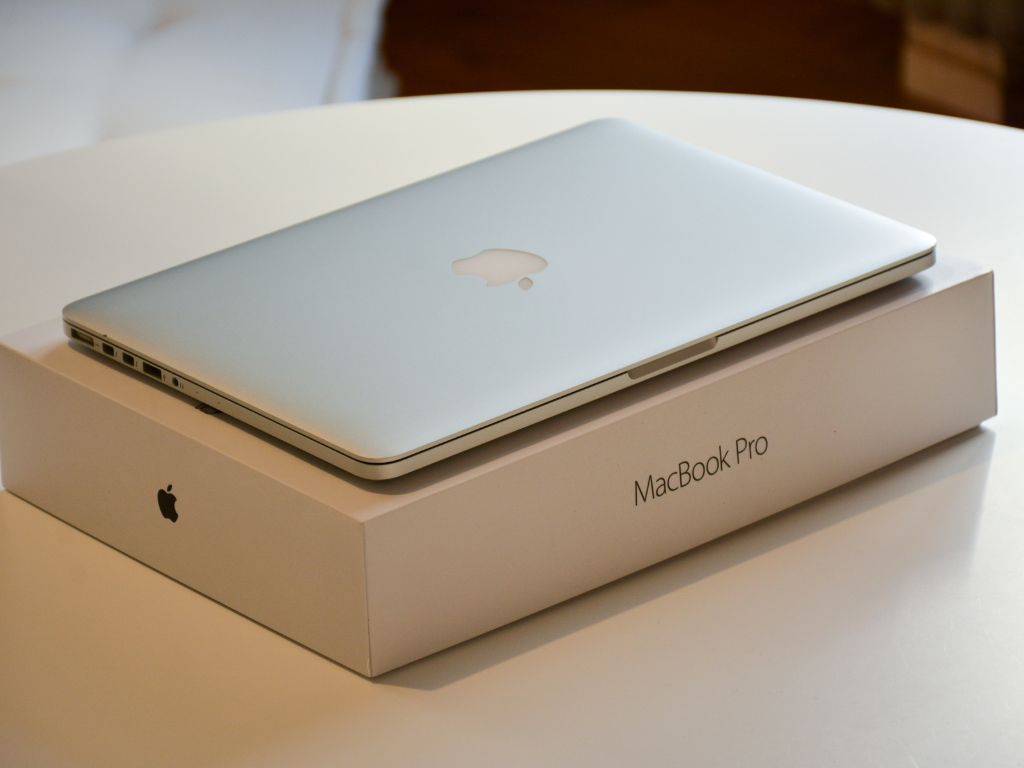 Chiếc macbook đang để trên bàn làm việc
